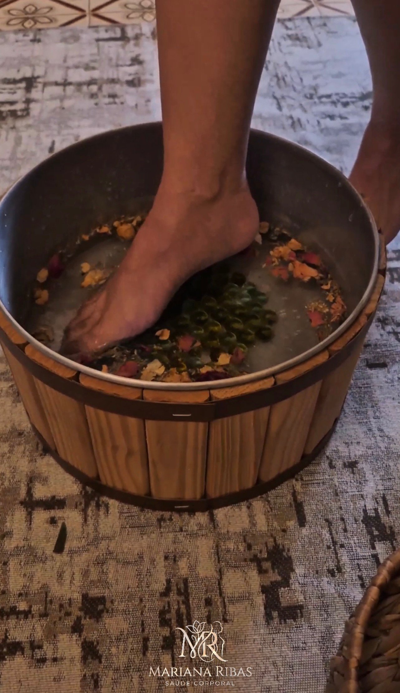 Banho de pés com ervas e flores medicinais